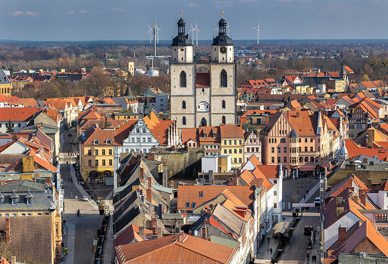 Blick von der Schlosskirche über die Altstadt, im Hintergrund die Stadtkirche St. Marien, Lutherstadt Wittenberg, Sachsen Anhalt, Deutschland View from the castle church over the old town, in the background the town church of St. Marien, Lutherstadt Wittenberg, Saxony Anhalt, Germany
